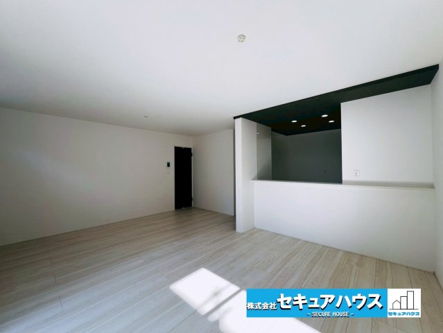 【限定１棟】知多市南巽が丘１丁目の居間・リビング|【リビング】
◆通学から帰宅し、リビングルームで会話を楽しむ子ども達。リビングから臨む景色は太陽色に染まり、解放感溢れゆったりとしたひと時を過ごすことが出来る素敵な空間です。