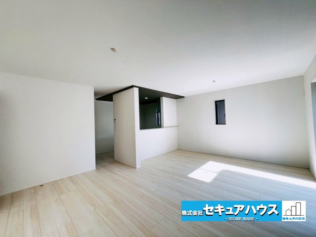 【限定１棟】知多市南巽が丘１丁目の居間・リビング|【リビング】
◆日当たりが良く温かい広々リビングは家族の団らんスペースになります。