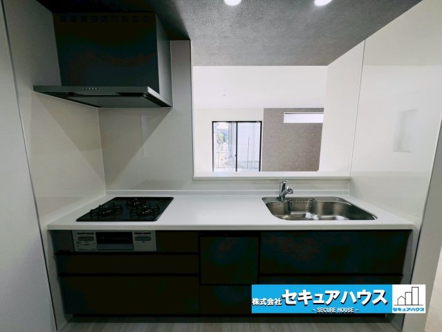 【限定１棟】知多市南巽が丘１丁目のキッチン|【キッチン】
◆同時にたくさんの料理が調理できる。「焼く・蒸す・煮る」の工程を同時進行で進めることができるので、料理を素早く作ることができます。育児でバタバタ忙しいママに嬉しい♪