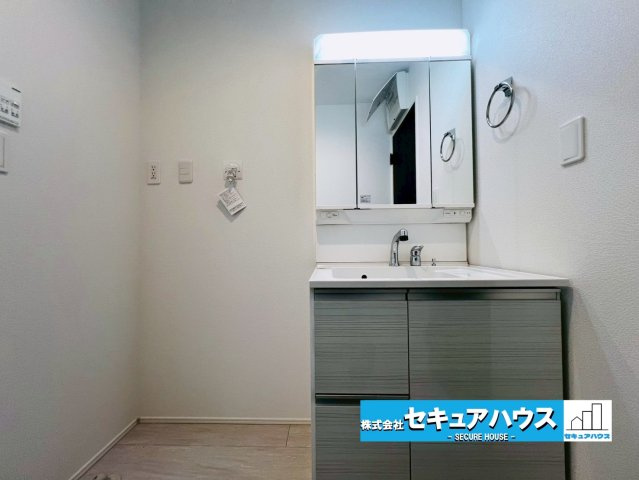 【限定１棟】知多市南巽が丘１丁目の洗面所|【洗面所】
◆鏡の裏にはたっぷりと収納スペースを標準装備！
◆電源を付属しているのでドライヤーなど利用できます。