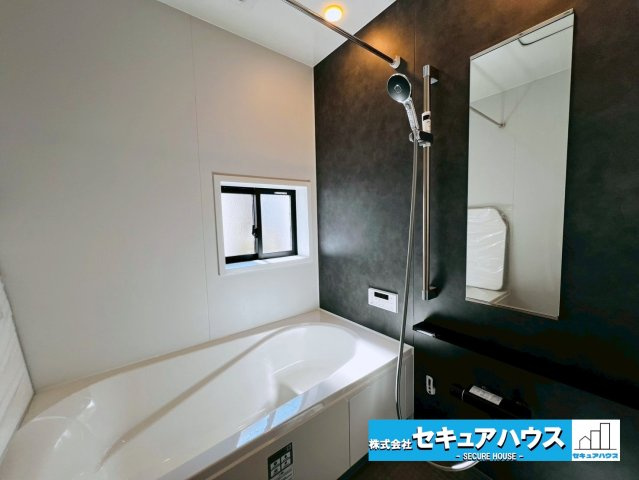 【限定１棟】知多市南巽が丘１丁目の浴室|【浴室】
◆アクセントパネルで落ち着きのある雰囲気を演出します。毎日の疲れを癒やすバスタイムをお楽しみ下さい！
◆窓付きで、カビの繁殖を抑える効果があります。