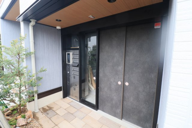 川崎市多摩区宿河原６丁目のアパートのエントランス