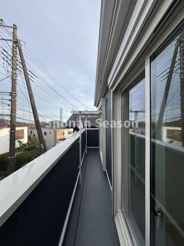 【現地画像あり】厚木市長谷第15　新築戸建　全１棟のバルコニー|２部屋から出入り可能な２面バルコニー☆