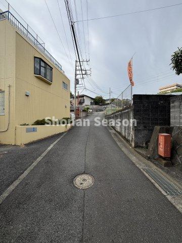 【現地画像あり】厚木市長谷第15　新築戸建　全１棟の前面道路含む現地写真|複合遊具のある「ぼうさいの丘公園」まで徒歩圏内で子育てしやすい環境です！