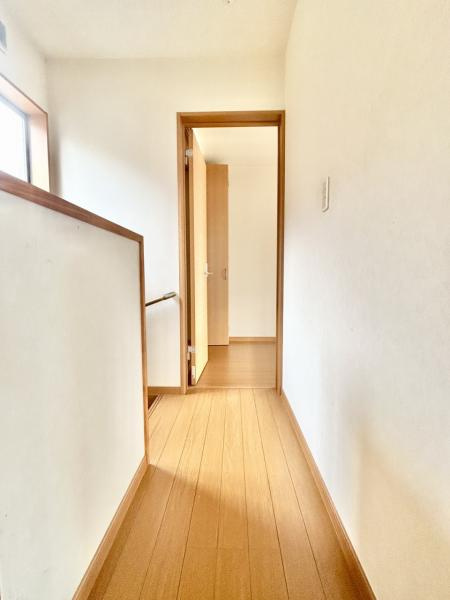 香美市土佐山田町秦山町１丁目　中古一戸建ての内装|【リフォーム中】光が差し込む明るい廊下。