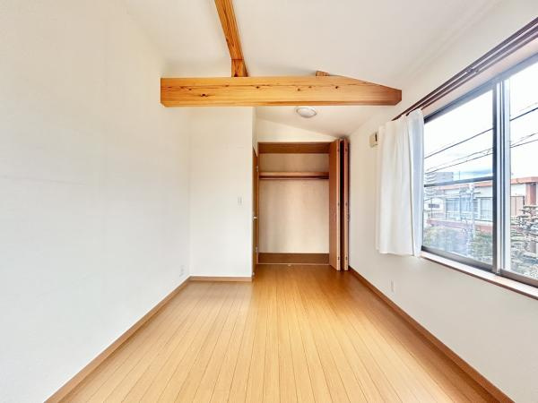 香美市土佐山田町秦山町１丁目　中古一戸建ての洋室|【リフォーム中】2F北側洋室。木の梁がアクセントの魅力的なお部屋♪