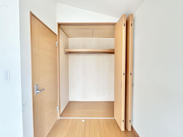 香美市土佐山田町秦山町１丁目　中古一戸建ての収納|【リフォーム中】2F北側洋室。クリーニング、開閉動作の確認✨