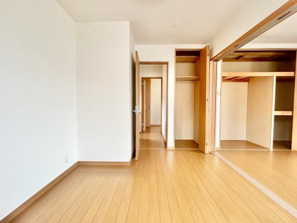 香美市土佐山田町秦山町１丁目　中古一戸建ての収納|【リフォーム中】2F南西側洋室。