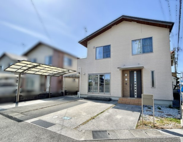香美市土佐山田町秦山町１丁目　中古一戸建ての外観|木のデザインにこだわった、明るく温もりを感じるお家。
