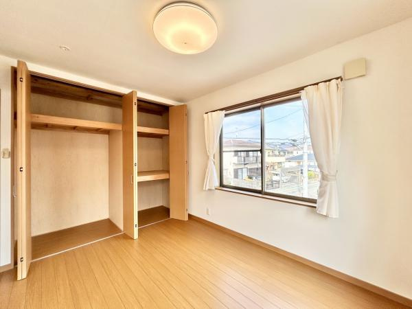 香美市土佐山田町秦山町１丁目　中古一戸建ての収納|【リフォーム中】2F南東側洋室。大容量収納で片付け上手✨