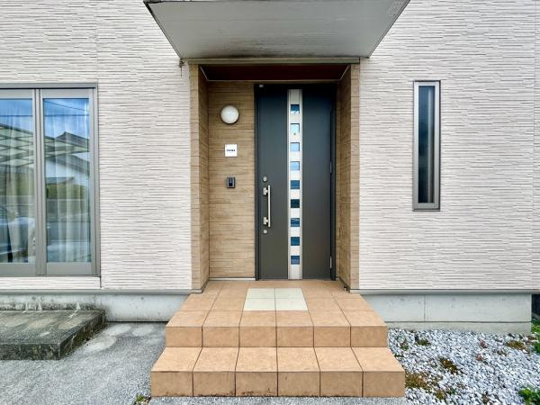 香美市土佐山田町秦山町１丁目　中古一戸建ての玄関|【リフォーム中】シックな色の玄関扉。