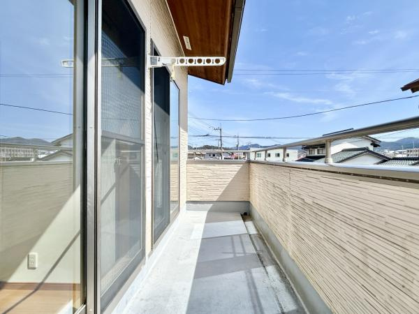 香美市土佐山田町秦山町１丁目　中古一戸建てのバルコニー|【リフォーム中】南側全面バルコニー✨広々スペースでお洗濯物が多くても大丈夫！日当たり抜群でお布団干しにも最適！