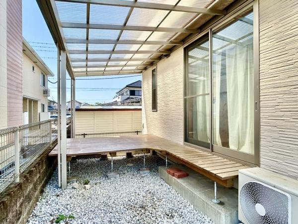 香美市土佐山田町秦山町１丁目　中古一戸建ての庭|南側には屋根付きのウッドデッキあり！リビングからも出入り可能♬