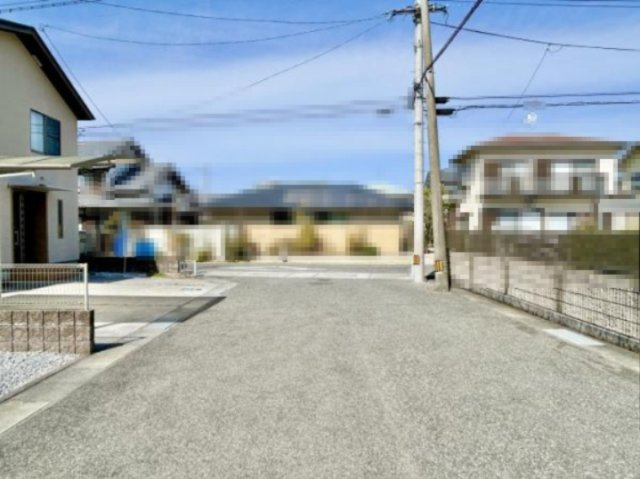 香美市土佐山田町秦山町１丁目　中古一戸建ての前面道路含む現地写真|前面道路は7mと広く、車での出入りにも困らない♬