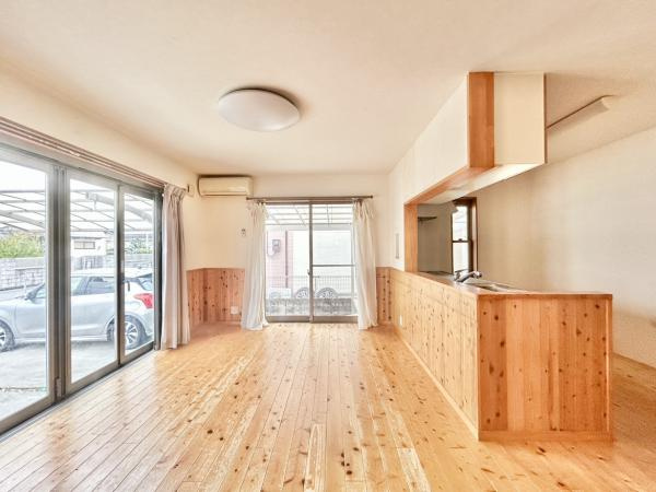 香美市土佐山田町秦山町１丁目　中古一戸建ての居間・リビング|【リフォーム中】クロス貼替え、照明交換✨4枚窓から贅沢に光を取り込む☆ひと味違う『開放感/明るさ』が魅力のリビング空間。