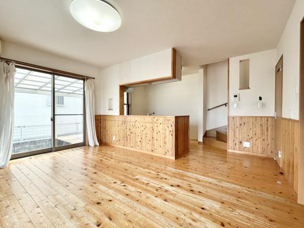 香美市土佐山田町秦山町１丁目　中古一戸建ての居間・リビング|【リフォーム中】無垢材の床が特徴的☆床は磨いた後に塗装予定✨木の温もりに包まれる穏やかな空間。