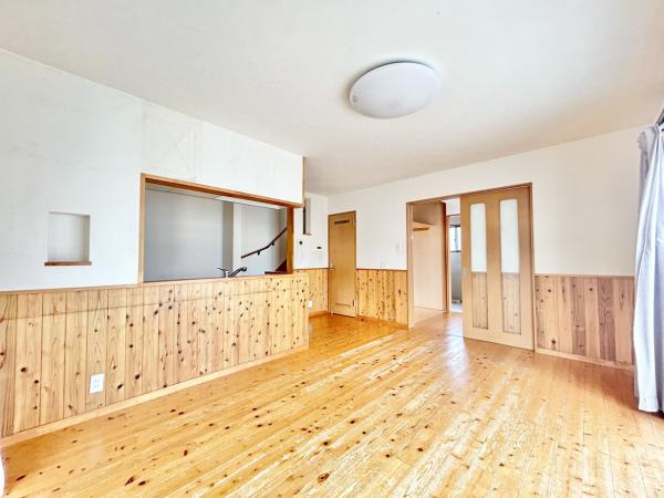 香美市土佐山田町秦山町１丁目　中古一戸建ての居間・リビング|【リフォーム中】陽だまりあふれる『家族団らんスペース』。明るい空間で穏やかな時間を。