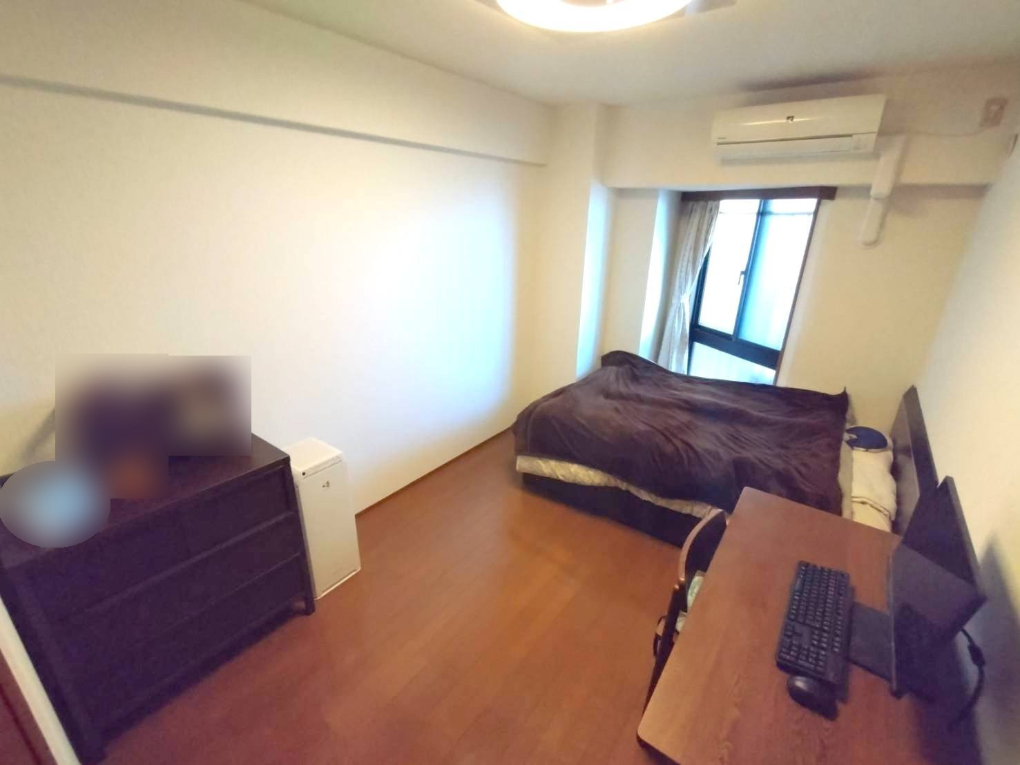 ルネ大宮宮原の洋室|通路側洋室、曇りガラスの窓