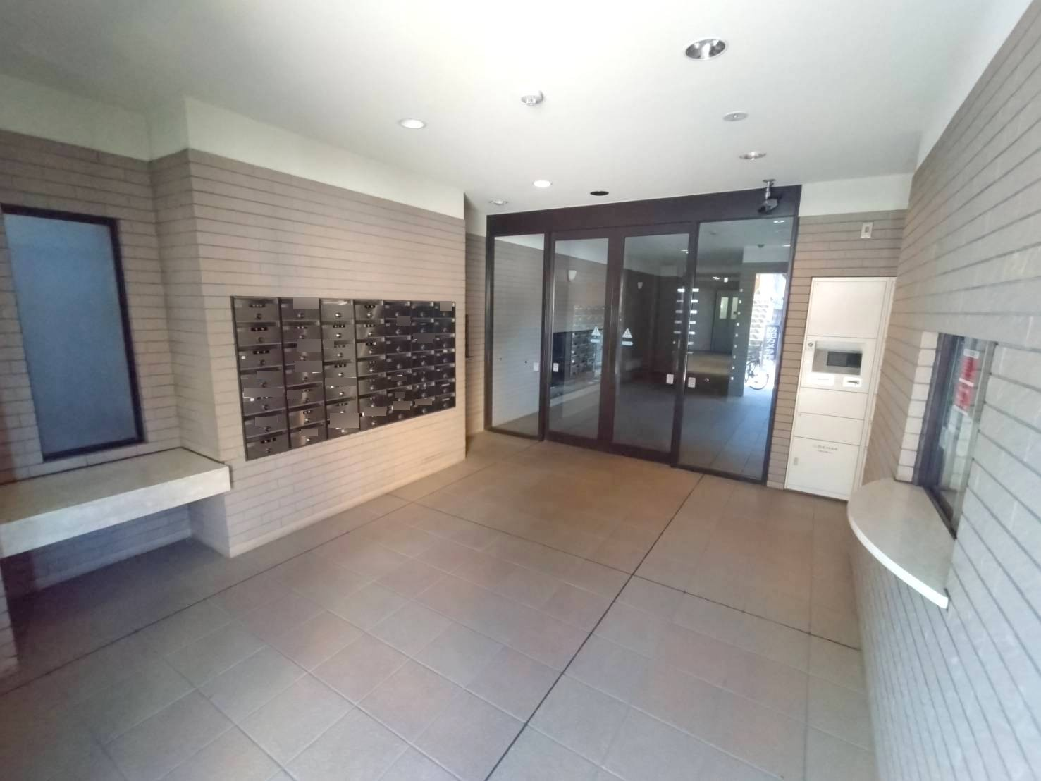 ルネ大宮宮原のエントランス|エントランス、平日は管理人さんがいらっしゃいます。