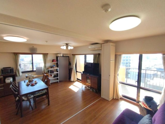 ルネ大宮宮原の居間・リビング|最上階角部屋の2面採光なのでとても明るく開放感があります。