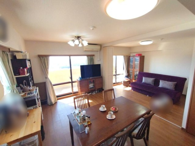 ルネ大宮宮原の居間・リビング|ウォールスライド付き。ワイドバルコニーで陽当り良好。