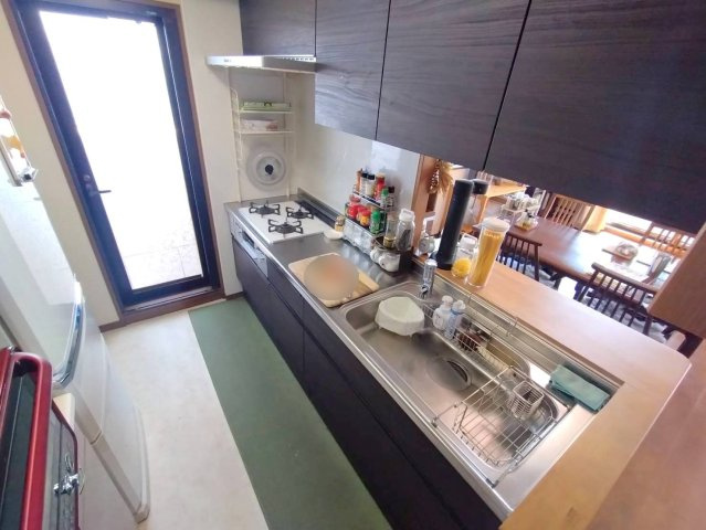 ルネ大宮宮原のキッチン|奥の扉からバルコニーへ出られます。