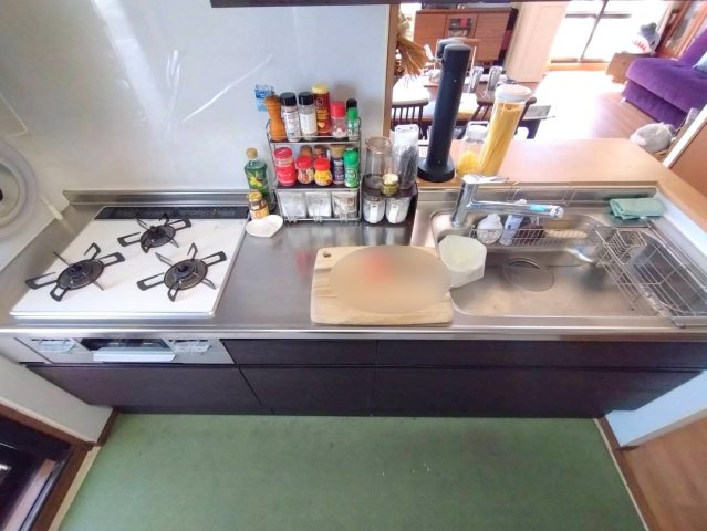 ルネ大宮宮原のキッチン|こだわりの作業スペースが広いキッチン。3コンロでシンクは80cm位あり、洗い物が楽です。