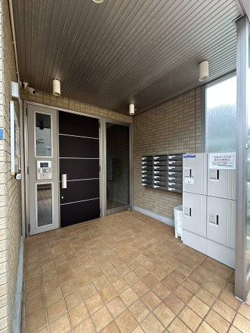 川崎市多摩区西生田２丁目のアパートのエントランス