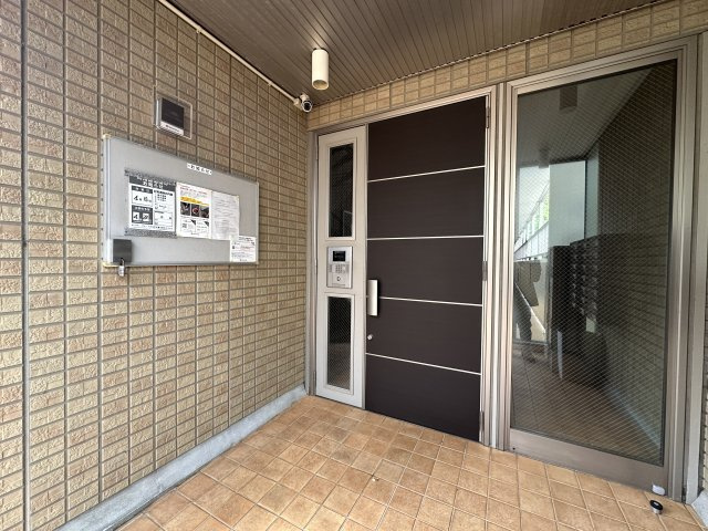 川崎市多摩区西生田２丁目のアパートのエントランス