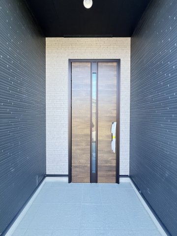 橿原市東坊城町1棟の玄関|玄関外側です。雨でも濡れない玄関ポーチです！