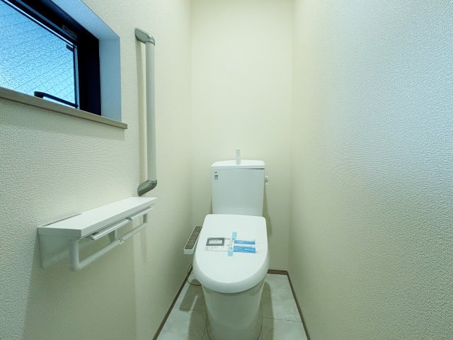 練馬区田柄4丁目 全4棟 A号棟のトイレ|1階トイレ
小窓を設け明るく衛生的なトイレ
トイレは各階に設けているので忙しい朝にも便利です(A号棟)