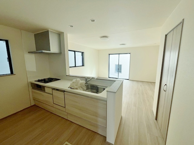 練馬区田柄4丁目 全4棟 A号棟のキッチン|人気の対面キッチンはリビングを眺めながらお料理ができます(Ａ号棟)