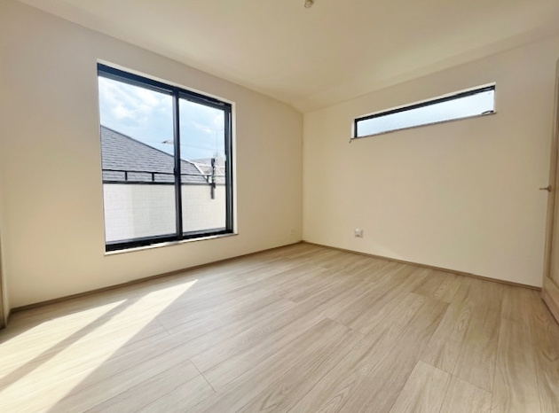 練馬区田柄4丁目 全4棟 A号棟の洋室|2階5.25帖洋室
大きな掃き出し窓からバルコニーに動線がつながります(Ａ号棟)