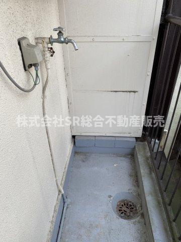 中小阪1丁目中古テラスハウスの設備|洗濯機置場はバルコニーにあります。