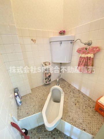 中小阪1丁目中古テラスハウスのトイレ|1F店舗部分のトイレは和式です。温水洗浄便座付きトイレに交換のご相談もお伺いいたします。