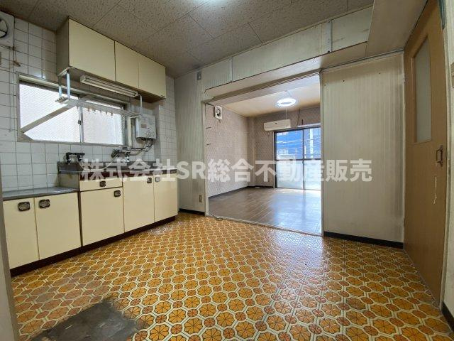 中小阪1丁目中古テラスハウスのキッチン|隣の洋室と繋げて使えば広々リビングとしてお使いいただけます！