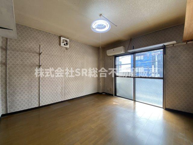 中小阪1丁目中古テラスハウスの洋室|使い勝手のいい洋室です