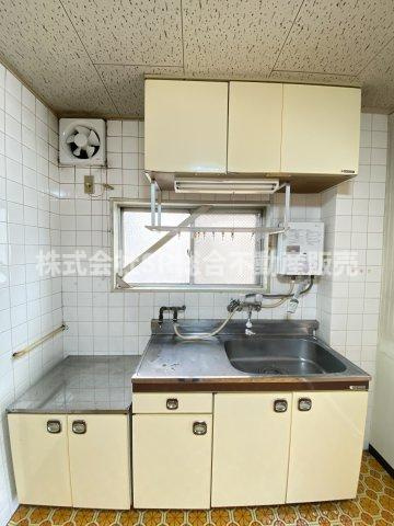 中小阪1丁目中古テラスハウスのキッチン|上下に収納もあり明るくてお料理しやすいキッチンです！
