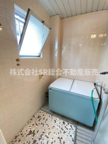 中小阪1丁目中古テラスハウスの浴室|お風呂には窓もあり、換気がバッチリとできます☆