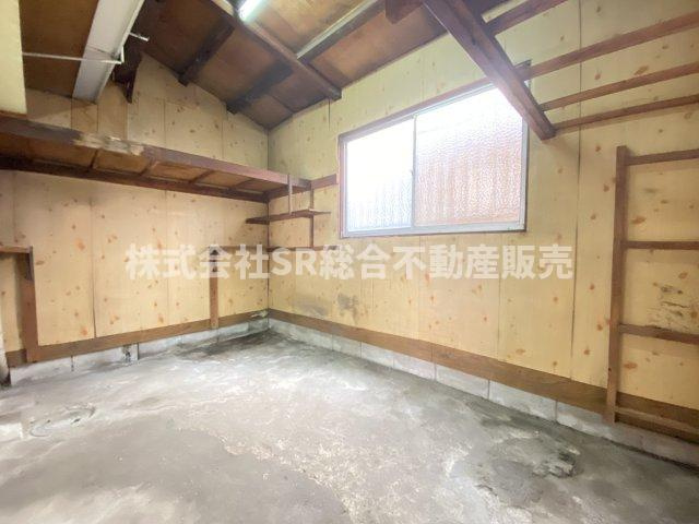 中小阪1丁目中古テラスハウスの収納|1F店舗部分の奥には収納スペースがあり、使い方はお好きにできます！