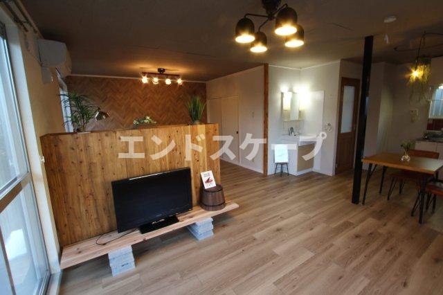 ビューパレーせしもBの居間・リビング|高崎、前橋、伊勢崎エリアのお部屋探しはエンドスケープまで！お客様の理想お聞かせ下さい♪
※TVは付きませんが、TV裏の背面家具は設置されます