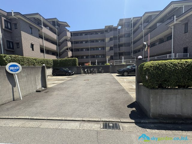 ライオンズマンション湘南辻堂第２の駐車場|駐車場に車を止められます
