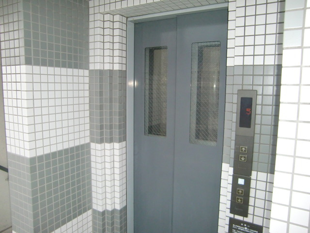 リアライズ六甲Ⅰ(旧ジュネス六甲1)のエントランス|エレベーター