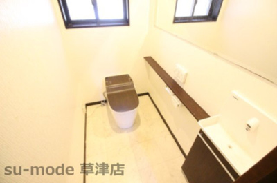 【トイレ】 | 綣10丁目戸建 | 落ち着いたトイレです