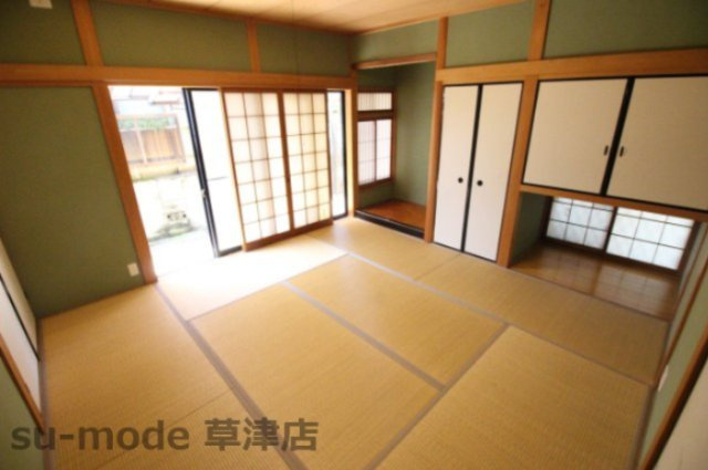 【和室】 | 綣10丁目戸建 | 畳の上でゆっくりとくつろげる和室です