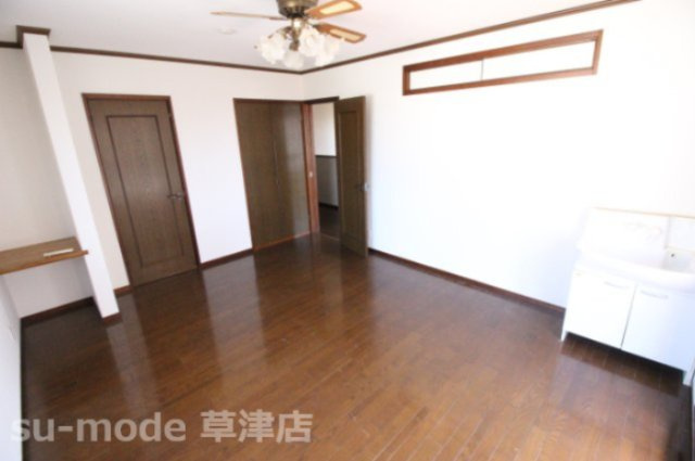 【寝室】 | 綣10丁目戸建 | 広くて明るい寝室