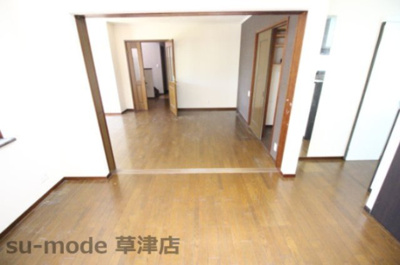 【居間・リビング】 | 綣10丁目戸建 | こちらの居間で趣味の時間をお楽しみください