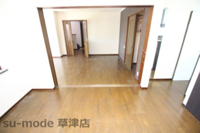 【居間・リビング】 | 綣10丁目戸建 | こちらの居間で趣味の時間をお楽しみください