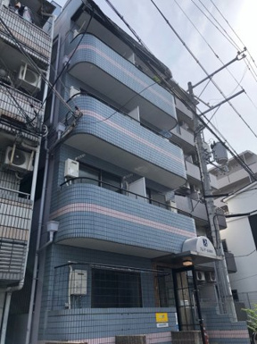 タイル張りのおしゃれな外観です！