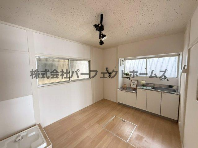 津田東町戸建　賃貸の居間・リビング|使いやすいリビングです